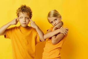 deux joyeux les enfants décontractée porter Jeux amusement ensemble posant isolé Contexte inchangé photo