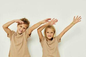 garçon et fille gesticuler avec leur mains ensemble enfance inchangé photo