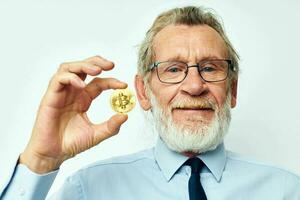 portrait de content Sénior homme dans une chemise avec une attacher la finance et investissements bitcoin inchangé photo