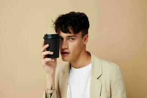 homme une homme dans une lumière veste une verre avec une boisson mode de vie inchangé photo