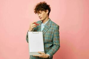 Jeune aux cheveux bouclés homme dans une affaires costume copie-espace les documents isolé Contexte inchangé photo