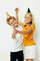 deux joyeux les enfants posant émotions vacances coloré casquettes lumière Contexte photo