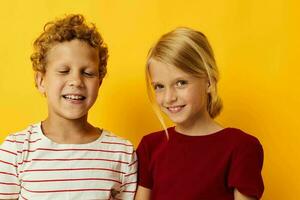 petit les enfants câlins mode enfance divertissement sur coloré Contexte photo