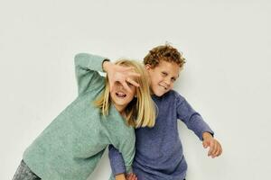 peu garçon et fille gesticuler avec leur mains ensemble enfance inchangé photo