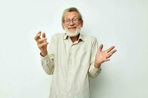 portrait personnes âgées homme avec une gris barbe dans une chemise et des lunettes lumière Contexte photo