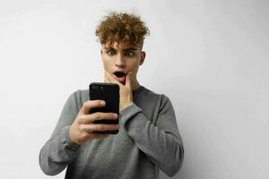 Beau Jeune homme avec une téléphone dans main la communication mode de vie inchangé photo