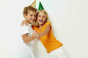 de bonne humeur les enfants dans multicolore casquettes anniversaire vacances émotion isolé Contexte inchangé photo