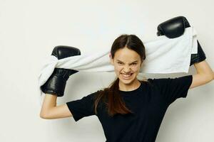 photo jolie fille dans noir des sports uniforme boxe gants serviette isolé Contexte