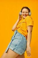 magnifique femme Jaune T-shirt écouteurs divertissement la musique amusement isolé arrière-plans inchangé photo