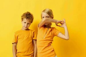 deux joyeux les enfants décontractée porter Jeux amusement ensemble posant isolé Contexte inchangé photo