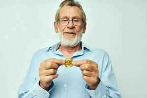 personnes âgées homme crypto-monnaie bitcoin investissement isolé Contexte photo