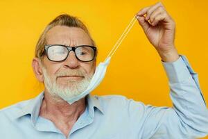 photo de retraité vieux homme avec des lunettes sécurité médical masque posant inchangé