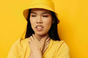 femme portant une Jaune chapeau posant émotions Jaune Contexte inchangé photo