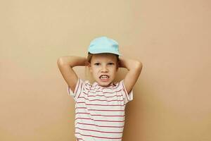 jolie Jeune fille main gestes sourire émotions isolé Contexte photo