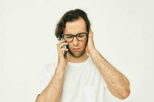 Beau homme parlant sur le téléphone les technologies mode de vie inchangé photo