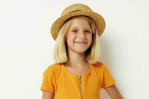 de bonne humeur peu fille dans chapeau posant mode enfance photo