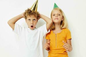 petit les enfants avec casquettes sur le sien tête vacances divertissement mode de vie inchangé photo