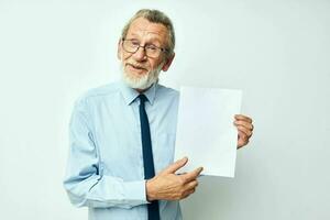 portrait de content Sénior homme dans une chemise avec une attacher copie-espace feuille de papier tondu vue photo