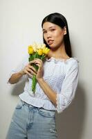 portrait asiatique magnifique Jeune femme romance bouquet de fleurs près le visage studio modèle inchangé photo