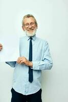 portrait de content Sénior homme dans une chemise avec une attacher copie-espace feuille de papier tondu vue photo