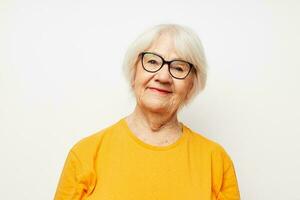 personnes âgées femme vision problèmes avec des lunettes lumière Contexte photo
