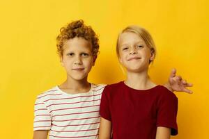 deux joyeux les enfants câlins mode enfance divertissement isolé Contexte photo