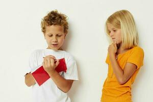 image de positif garçon et fille dessiner dans le carnet enfance divertissement mode de vie inchangé photo