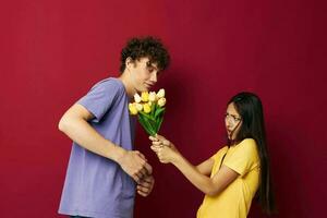 adolescents cadeau bouquet de fleurs amusement isolé Contexte inchangé photo