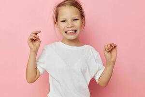 mignonne fille dans une blanc T-shirt sourire enfance inchangé photo