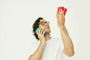 de bonne humeur homme rouge cadeau boîte Téléphone la communication isolé Contexte photo