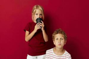 marrant des gamins jetable verre avec une boisson enfance émotions photo