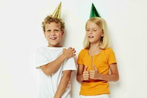 de bonne humeur les enfants posant émotions vacances coloré casquettes isolé Contexte inchangé photo