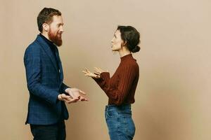 homme et femme couple dans une relation querelle, cris, psychologique la violence dans le famille, problèmes dans une réel relation entre gens photo