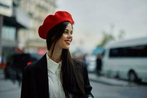 femme sourire avec les dents touristique des promenades des promenades dans le ville en train d'étudier le histoire et culture de le lieu, élégant à la mode vêtements et se maquiller, printemps marcher, Voyage. photo