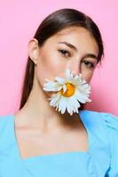 style femme camomille sourire fleur bleu robe Jeune mode rose studio photo