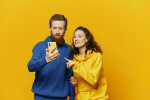 homme et femme couple avec téléphone dans main appel parlant sur le téléphone, sur une Jaune arrière-plan, symboles panneaux et main gestes, famille querelle jalousie et scandale. photo