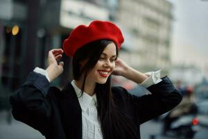 femme sourire avec les dents touristique des promenades dans le ville apprentissage le histoire et culture de le lieu, élégant à la mode vêtements et se maquiller, printemps marcher, voyage, métropole. photo