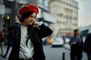 femme sourire avec les dents touristique des promenades des promenades dans le ville sur le Contexte de Bureau bâtiments, élégant à la mode vêtements et se maquiller, printemps marcher, Voyage. photo