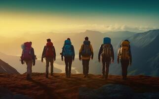 en marchant homme Voyage groupe trekking Soleil randonnée Montagne mode de vie la nature touristique. génératif ai. photo