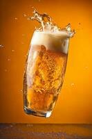 bulle pente éclaboussure Contexte Bière verre de l'alcool mousse boisson éclabousser froid. génératif ai. photo