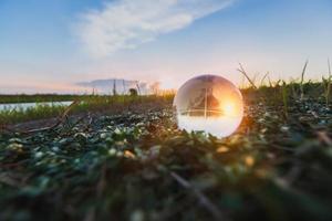 verre globe sur l'herbe photo