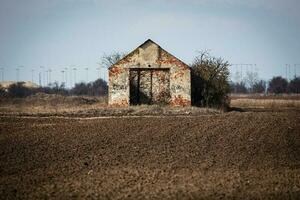 hongrois vieilli perdu endroit sur le champ. ex agriculture industriel bâtiment. photo