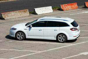 blanc gué mondeo voiture extérieur. voiture industrie et entreprise. véhicule Extérieur voir. photo