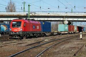 international train transport. cargaison cargaison train wagon à train gare. global transport et expédition. photo