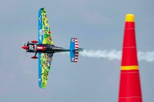 peter kopfstein avec n513ag zivko bord 540 en volant plus de Lac balaton à zamardi ville pour rouge taureau air course 2019 photo