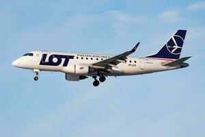 lot polonais compagnies aériennes embraer 170 sp-lda passager avion atterrissage à Francfort aéroport photo