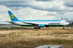 Ouzbékistan voies aériennes Boeing 767-300 fr-67001 passager avion Départ à Francfort aéroport photo