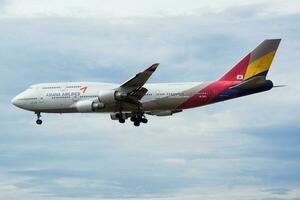 asiatique compagnies aériennes Boeing 747-400 hl7421 passager avion atterrissage à Francfort aéroport photo