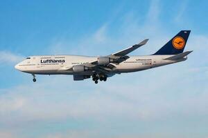 lufthansa Boeing 747-400 d-abvr passager avion atterrissage à Francfort aéroport photo