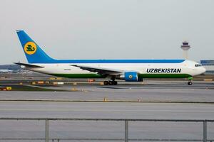 Ouzbékistan voies aériennes cargaison Boeing 767-300 fr-67002 cargaison avion Départ à Francfort aéroport photo